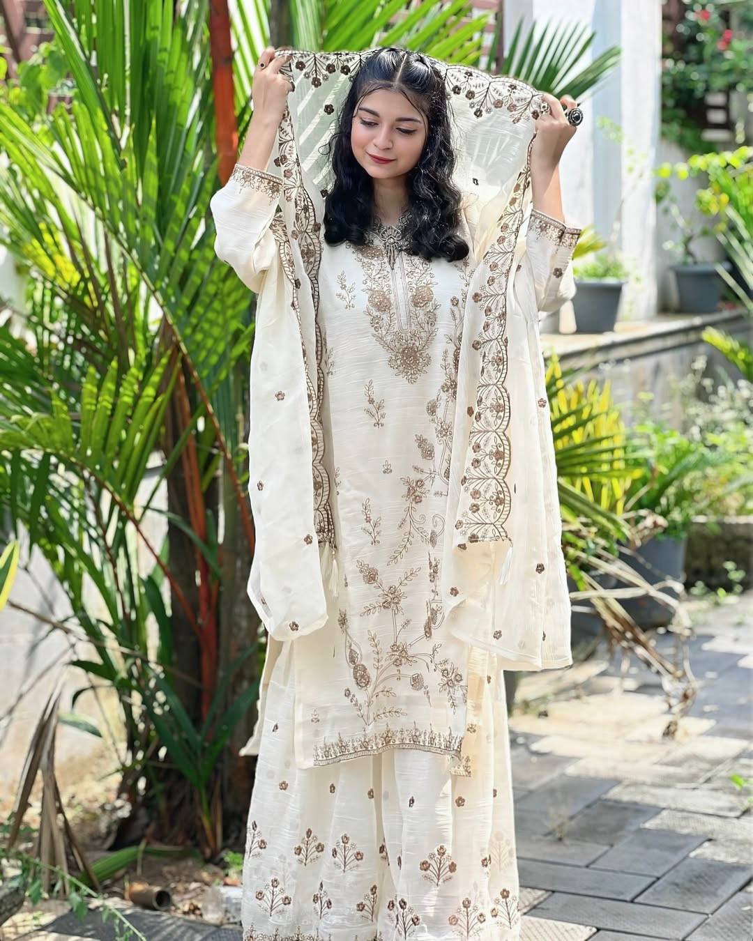 Aayat Charm Minimal Gold Thread Embroidery Sharara