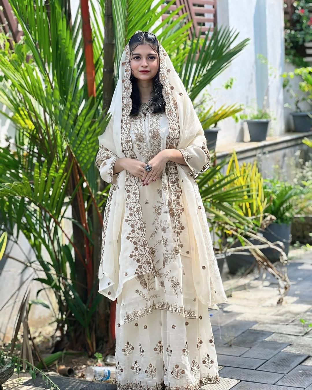 Aayat Charm Minimal Gold Thread Embroidery Sharara