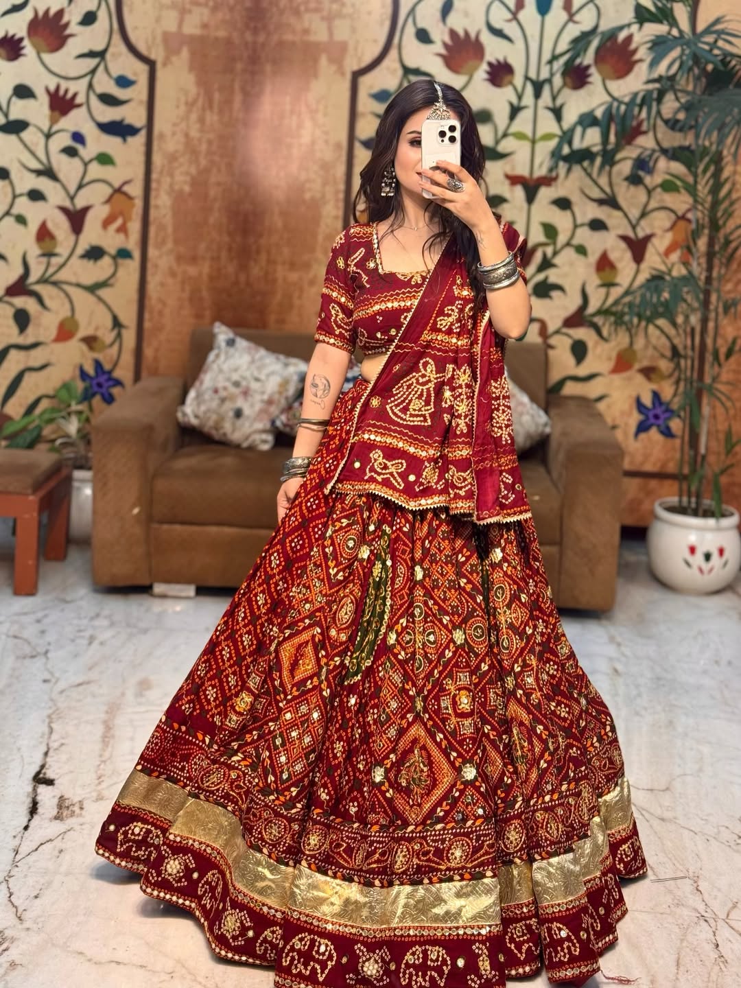 Rajwadi Rang  Aaina si Adaayein Lahenga